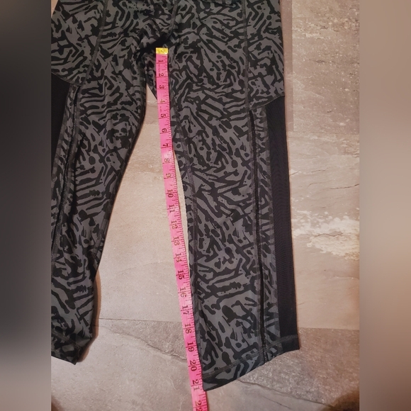 Lululemon Hot To Street Crop leggings. Grey and black patterns. 21 1/2". Size 8. - Picture 15 of 15